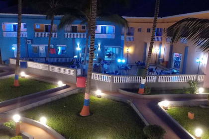 Hotel z restauracją na świeżym powietrzu nocą.