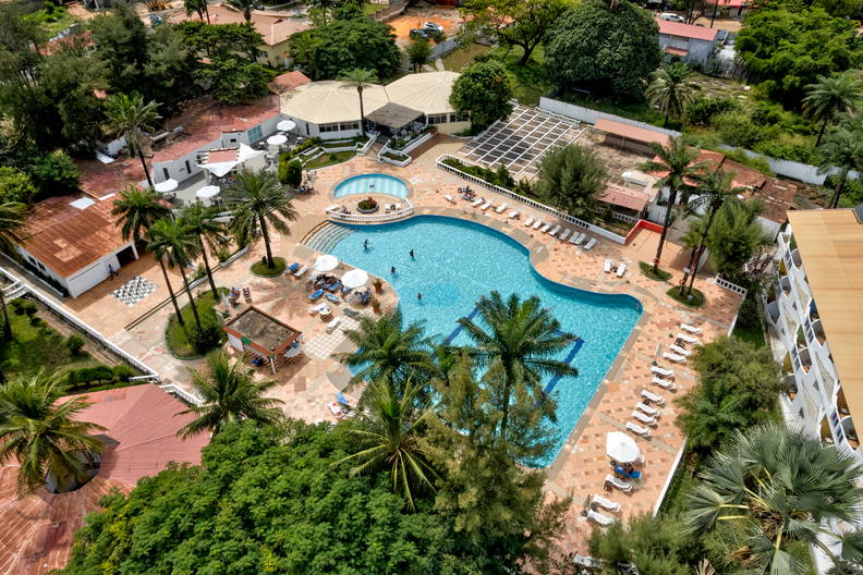 Ośrodek wypoczynkowy z basenem, widok z lotu ptaka.
