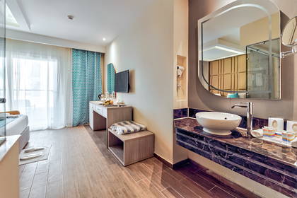 Pokój hotelowy z łazienką i balkonem.