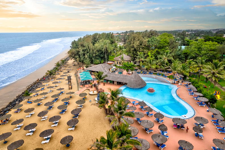 Ośrodek wypoczynkowy z basenem i plażą, widok z góry.