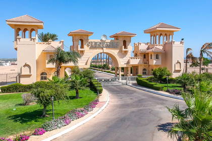 Brama wjazdowa do kurortu Cleopatra Luxury Resort w Makadi Bay.
