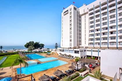 Hotel z basenami i widokiem na ocean.