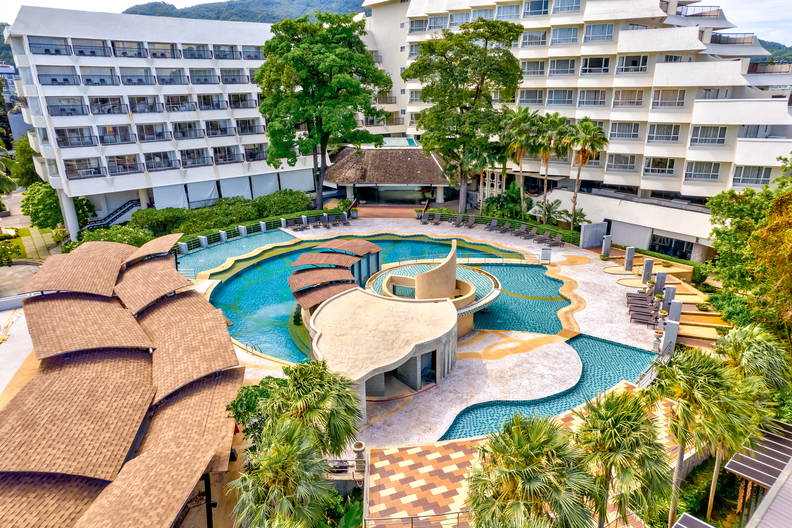 Hotelowy basen z palmami, widok z góry.