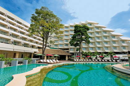 Hotel z basenem i leżakami.