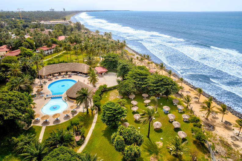 Zdjęcie z lotu ptaka na tropikalny kurort nad oceanem.