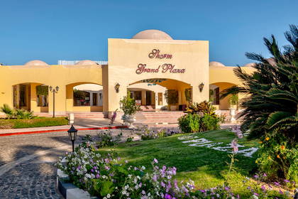 Fasada hotelu Sharm Grand Plaza z widokiem na ogród.
