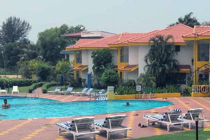 Hotel z basenem i leżakami.