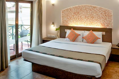 Pokój hotelowy z dużym łóżkiem i balkonem.