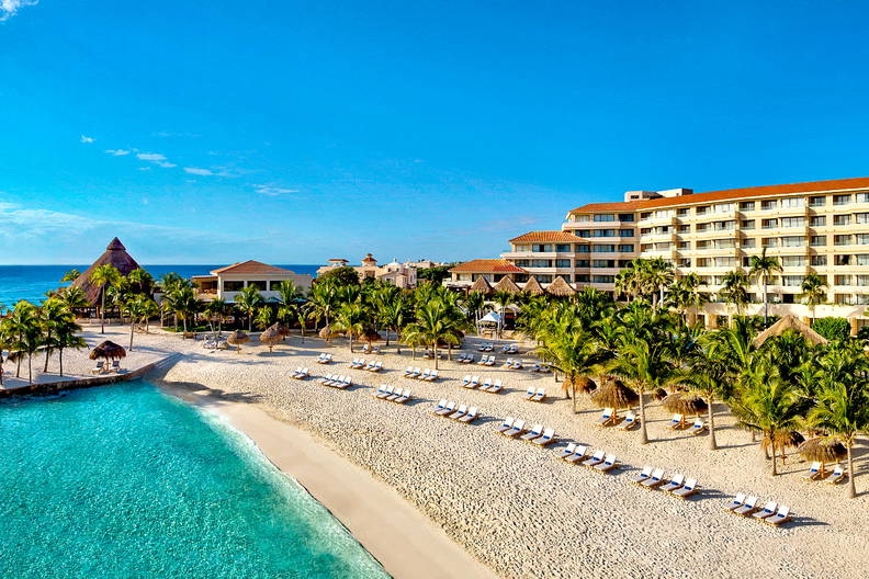 Tropikalny kurort z plażą i turkusową wodą.