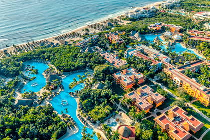 Kurort z basenami i plażą widziany z lotu ptaka.