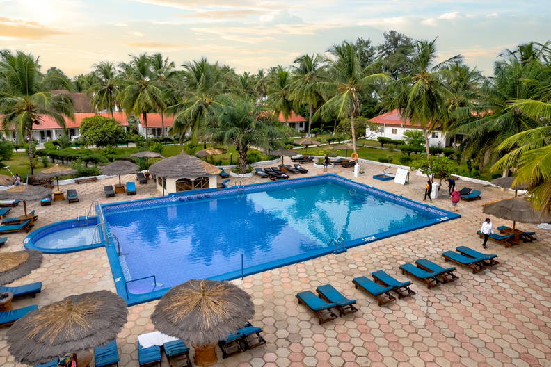 Basen z palmami i leżakami, widok z góry.