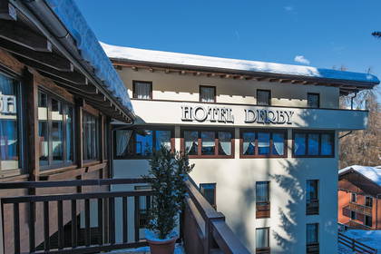 Hotel Derby z zewnątrz w słoneczny dzień.