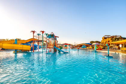 Aquapark ze zjeżdżalniami i basenami dla dzieci.