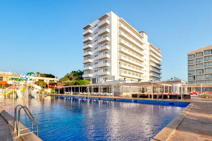 Hotel z basenem i zjeżdżalniami.