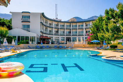 Basen hotelowy z napisem "SH" na dnie.