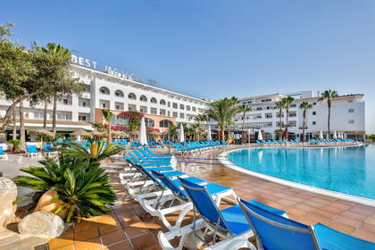 Hotel "Best Mojacar" z basenem i leżakami do opalania.