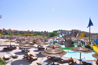 Hotelowy park wodny z leżakami i parasolami.