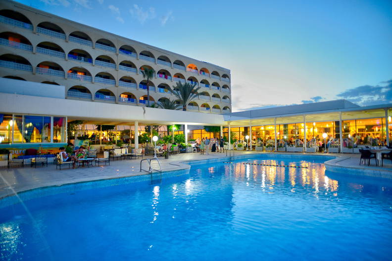 Hotel z basenem o zmierzchu.
