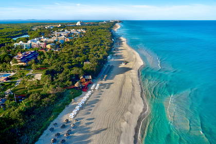 Widok z lotu ptaka na plażę i hotel w Varadero, Kuba.