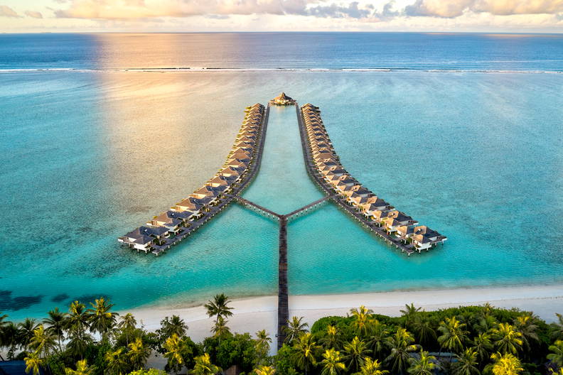 Domki na wodzie na Malediwach z lotu ptaka.
