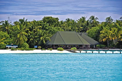Turkusowa woda u brzegu Holiday Island.