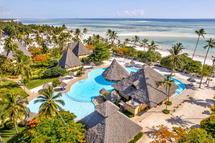 Hotel z basenem i plażą, widok z lotu ptaka.