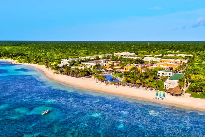 Luksusowy kurort na rajskiej plaży z lotu ptaka.