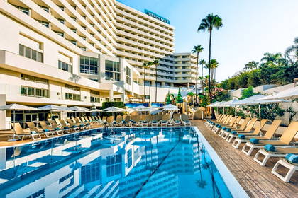 Hotel Iberostar z basenem i leżakami do opalania.
