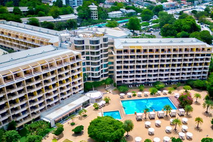 Hotel z basenem i plażą, widok z góry.