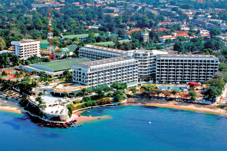 Widok z lotu ptaka na hotel nad morzem z basenem i plażą.