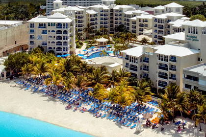 Kurort Occidental Costa Cancún z lotu ptaka. Widoczne: plaża i basen.