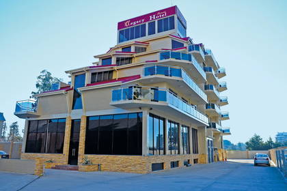 Hotel Legacy Batumi widziany z zewnątrz. Widoczne balkony.