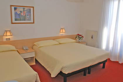 Pokój hotelowy z dwoma łóżkami, szafką nocną i oknem.