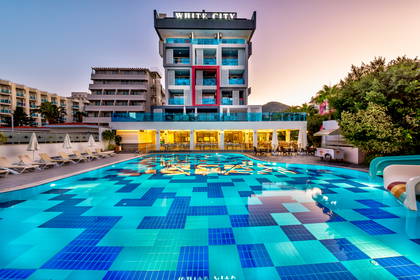 Kompleks hotelowy White City z basenem wyłożonym mozaiką.