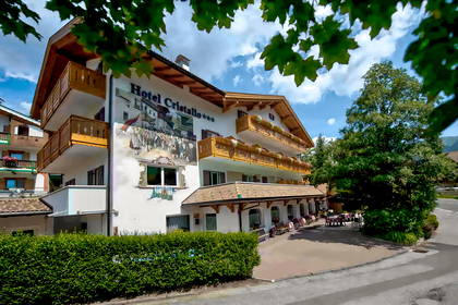 Hotel Cristallo z balkonami i malowidłami na ścianach.