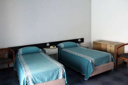Pokój hotelowy z dwoma pojedynczymi łóżkami.