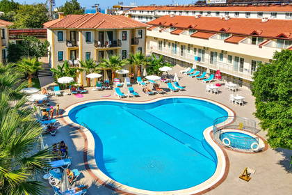 Basen hotelowy z leżakami i parasolami, widok z góry.