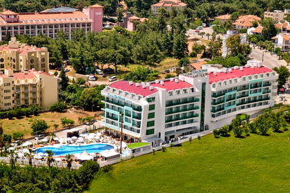 Hotel z basenem i trawnikiem, widok z góry.