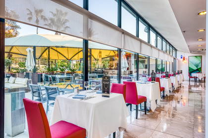 Restauracja z nakrytymi stolikami i widokiem.