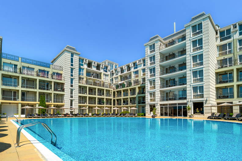 Kompleks apartamentów z basenem.