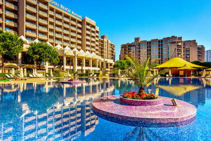 Hotel Barceló Royal Beach z basenem i palmami.