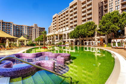 Hotel Royal Beach Barceló i basen.