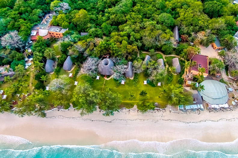 Kurort na plaży widziany z góry.