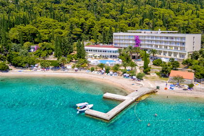 Hotel z plażą i turkusową wodą, widok z lotu ptaka.