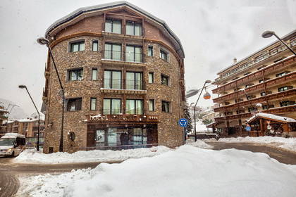Zimowy widok na hotel Magic i zaspy śnieżne.