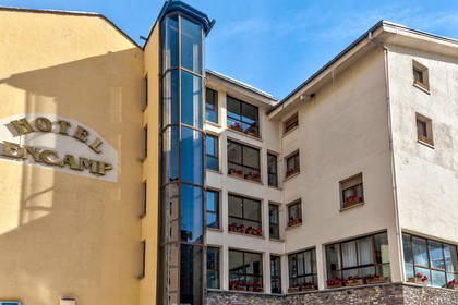 Hotel Encamp z zewnętrzną windą.