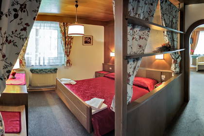 Pokój hotelowy z łóżkiem z baldachimem.