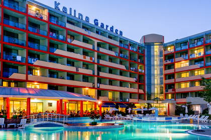Fasada hotelu Kalina Garden z basenem i restauracją na zewnątrz.