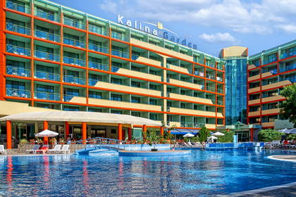 Hotel Kalina Garden z basenem i leżakami do opalania.