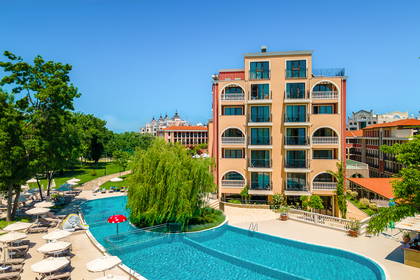 Hotel z basenem i parasolami.